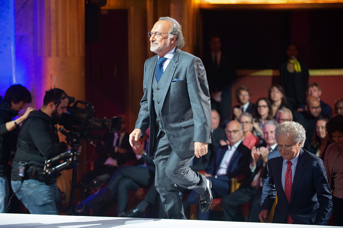 Olivier Dassault sur scène lors des BFM award