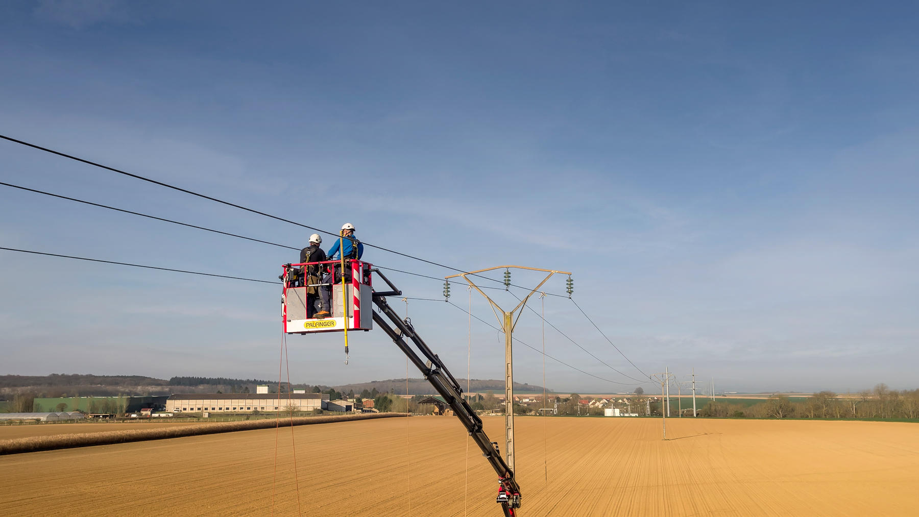 Photographie travailleurs lignes electriques drone Anteale Photographe