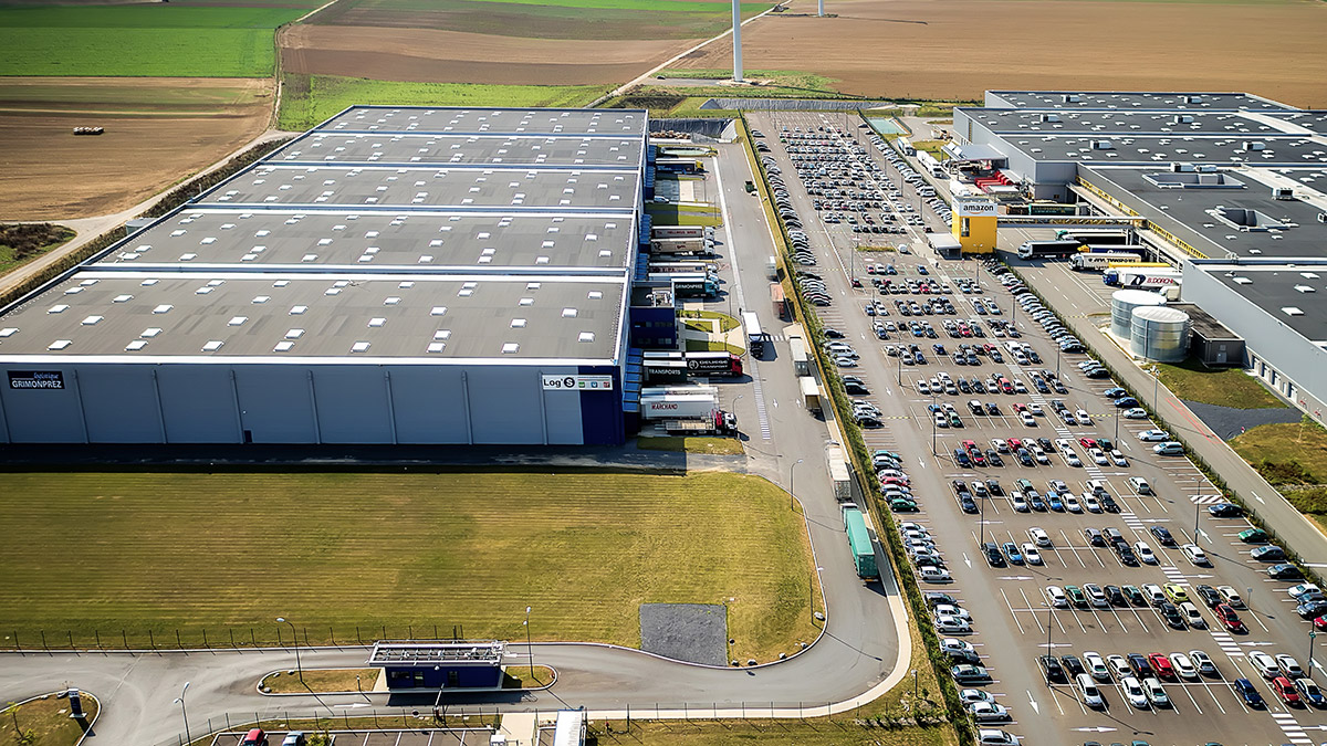 Drone photos bâtiment logistique industriel
