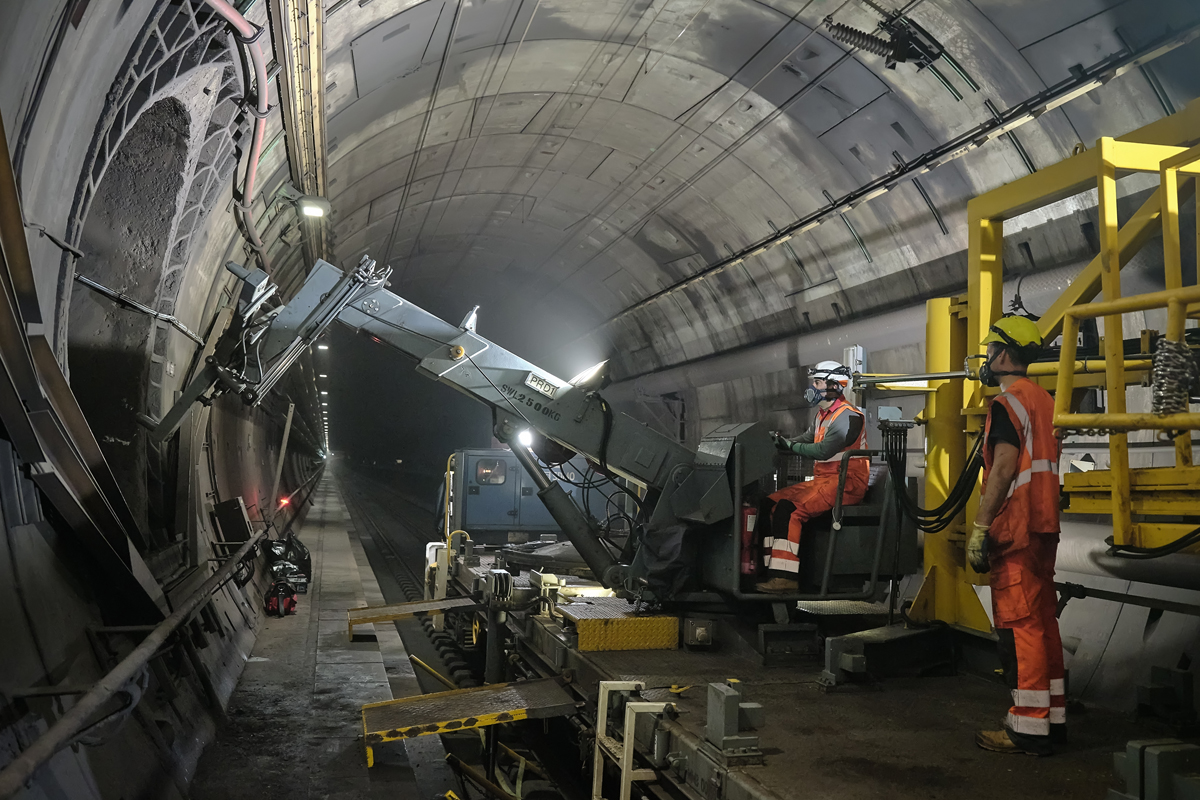 Reportage photos Hommes travaillant machine Eurotunnel