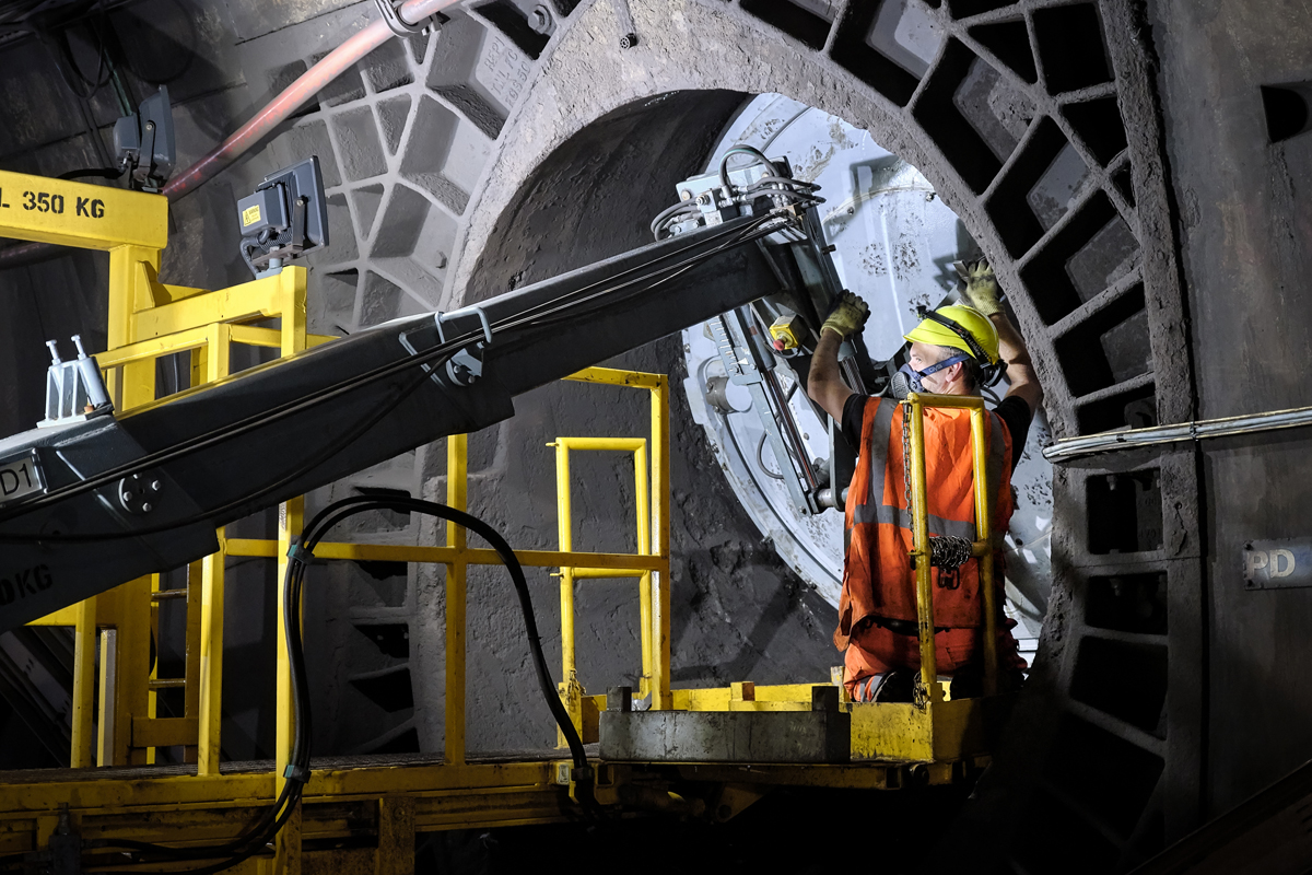 Photos Homme travaillant machine Eurotunnel